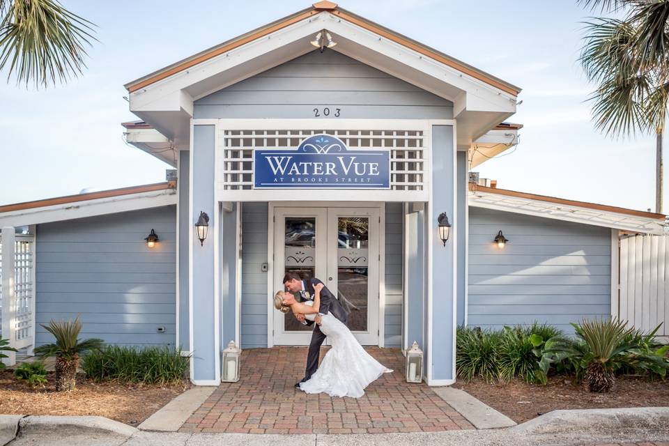 Front entrance kiss