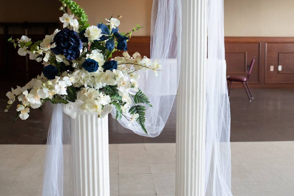 Ceremony Columns w Florals