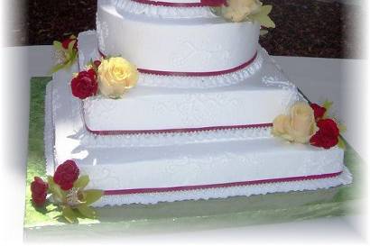castle top with red and white wedding cake
