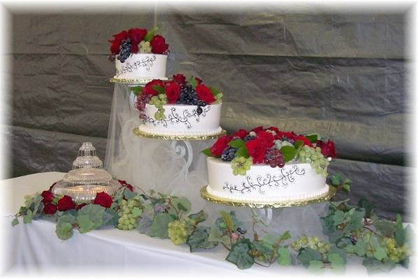 Tuscan theme with red roses and sugared grapes