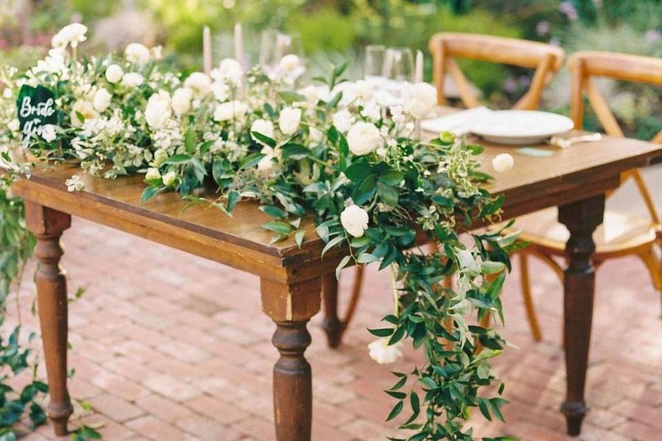 Sweetheart table with garland