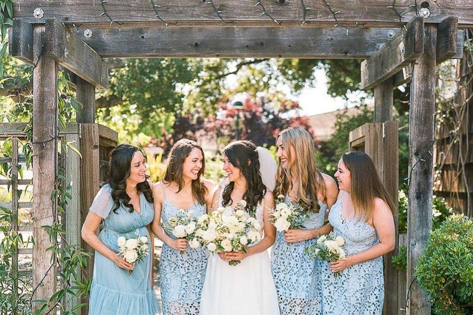 Bridal party by side gate