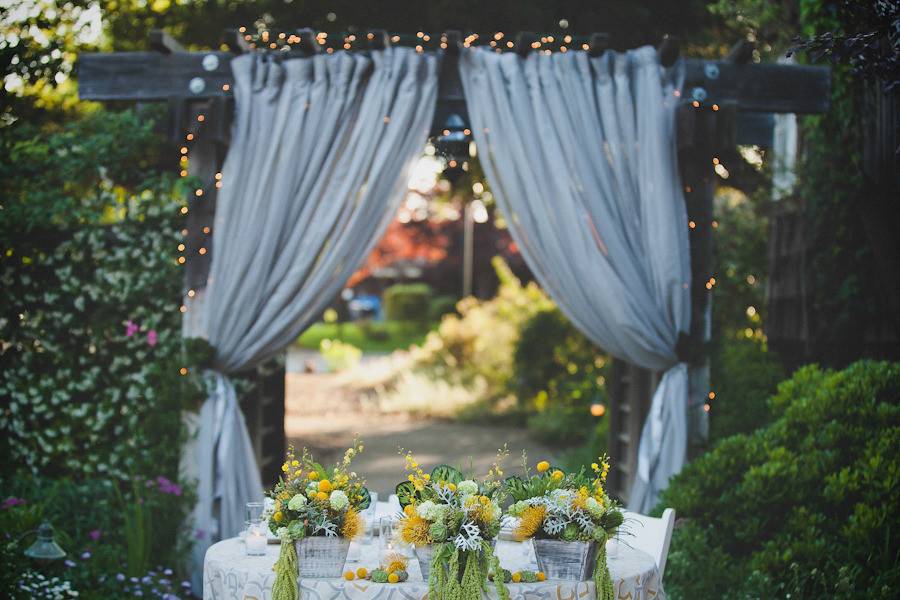 Sweetheart table at gate