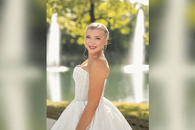 Bride w/the Estate Fountain