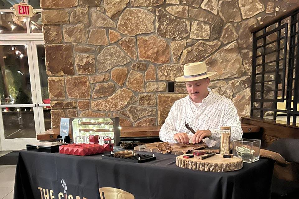 Cigar rolling table