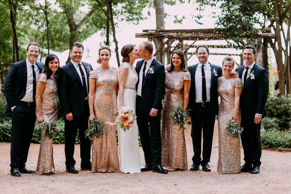 The couple with her bridesmads and groomsmen