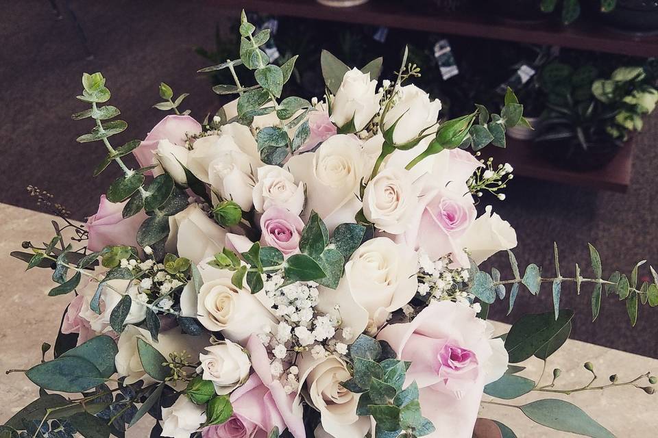 Spiral and seeded euc is what makes this classic beauty.. pink and cream roses
