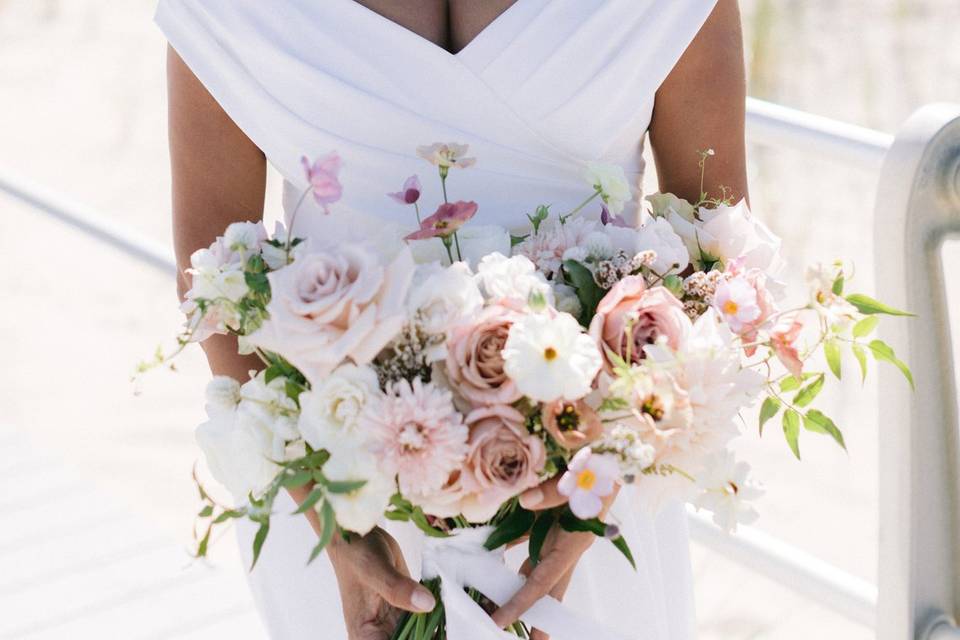 Soft summery neutral bouquet