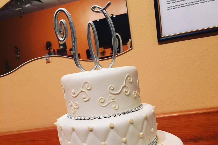 Gustitos Bakery wedding cake