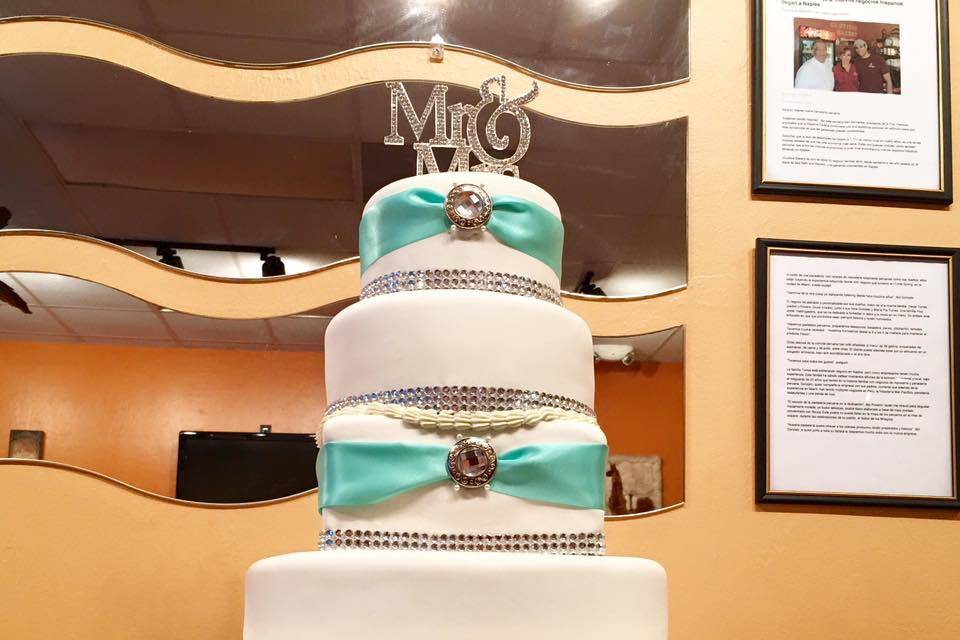 Gustitos Bakery wedding cake