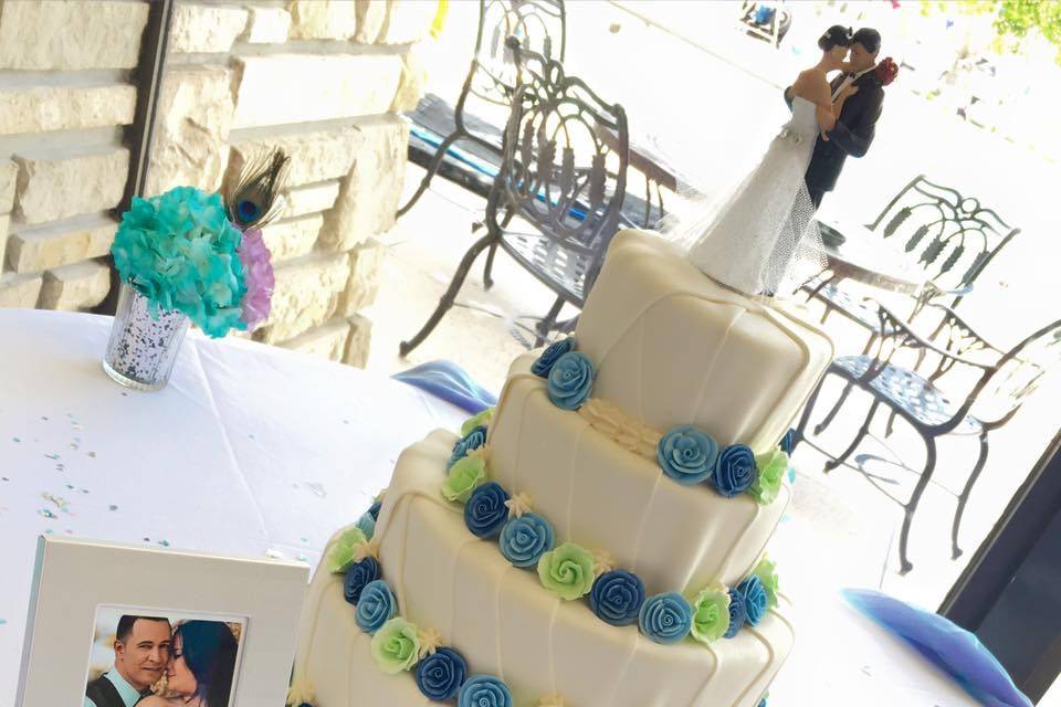 Gustitos Bakery wedding cake