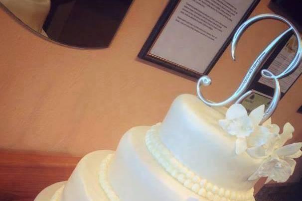 Gustitos Bakery wedding cake