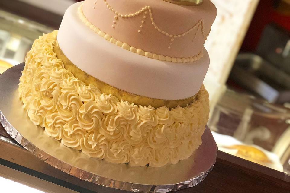 Gustitos Bakery wedding cake