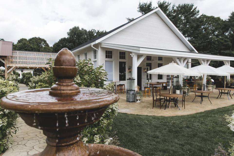 Patio of The White Willow Barn