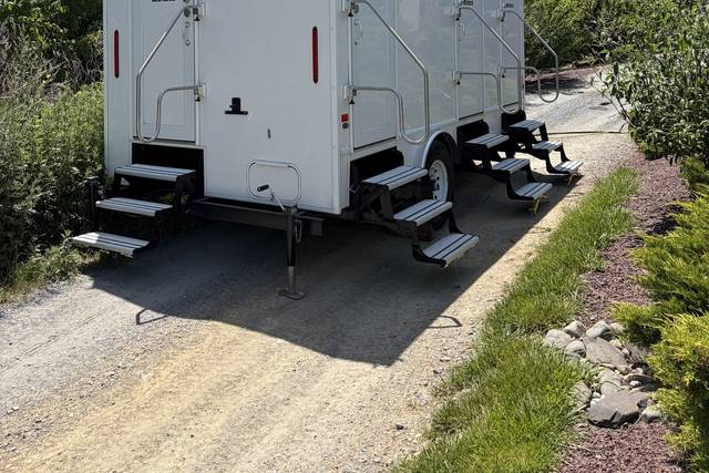 10. Luxury Wedding Bathroom Trailer.jpg