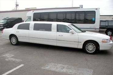 6 passenger Lincoln Traditional Wedding Limo