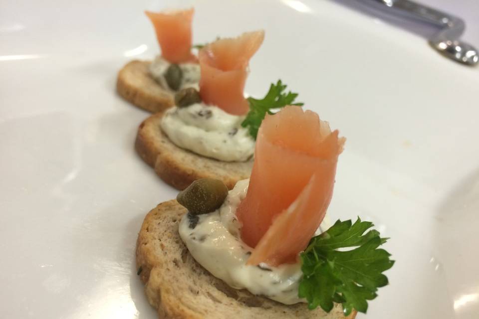 Smoked salmon rosette crostini