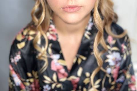 Natural glow with false lashes