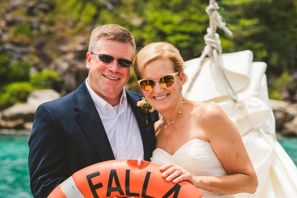 This couple chose to get married on the same boat where they first met!
