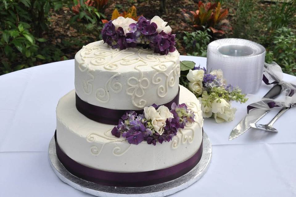 Wedding cake with plum ribbons