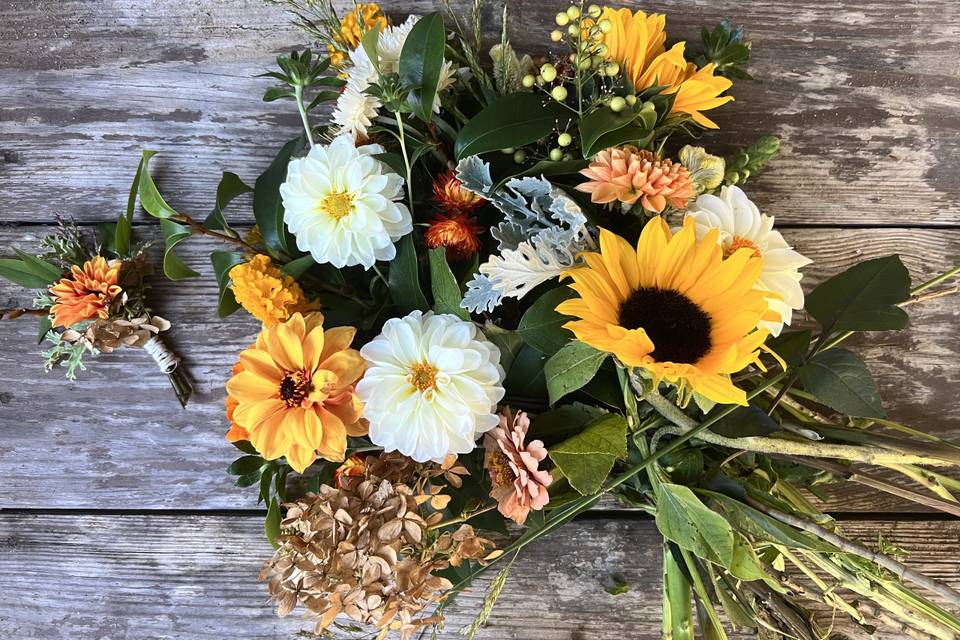 Dahlia & sunflower bouquet