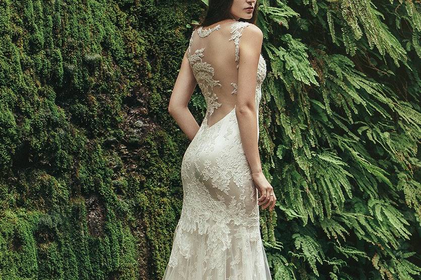 BristolIvory Alençon lace gown with a beaded lace illusion back. Mink crepe back satin provides a lightweight and slim fit, with a sheer tulle circle skirt with horsehair and large scallop for a dramatic skirt without the weight.