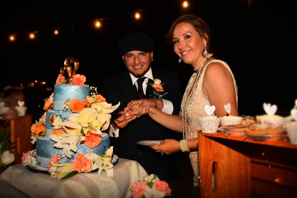Ehfoto wedding cake cutting