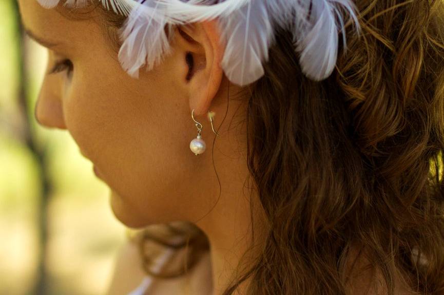 Red Carpet Ready White Feather Headpiece with Rhinestone Center