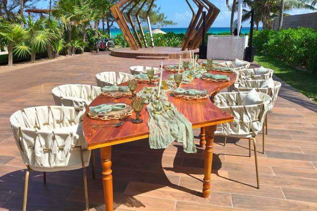 Wooden serpentine table
