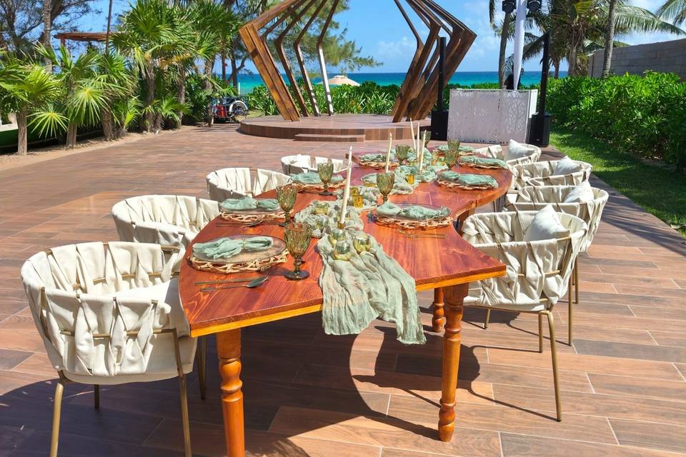 Wooden serpentine table