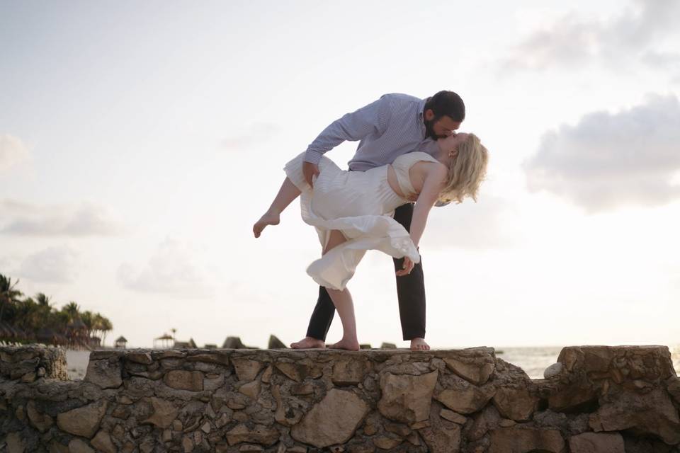 Couple kissing in Cancun Mexic