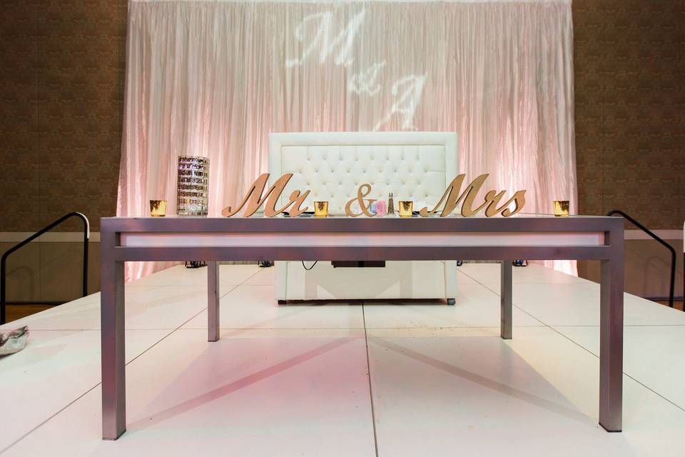 Head table design