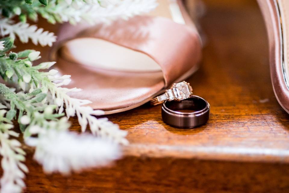 Wedding rings with bridal shoe