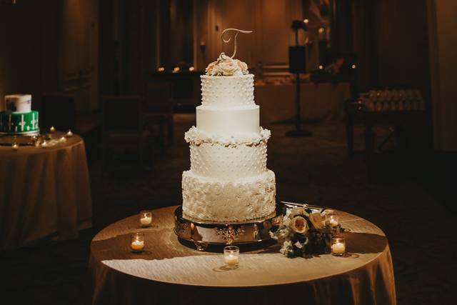Wedding cake lighting