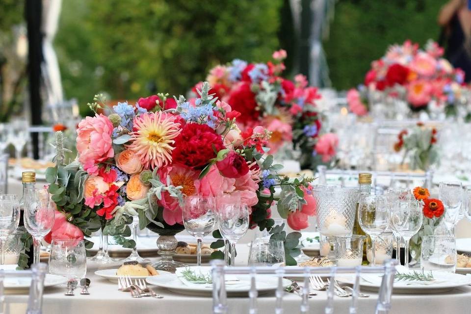 Elegant flowers table decor