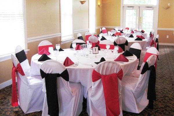 June 2009 Wedding.  Fuschia and Black linens on White.