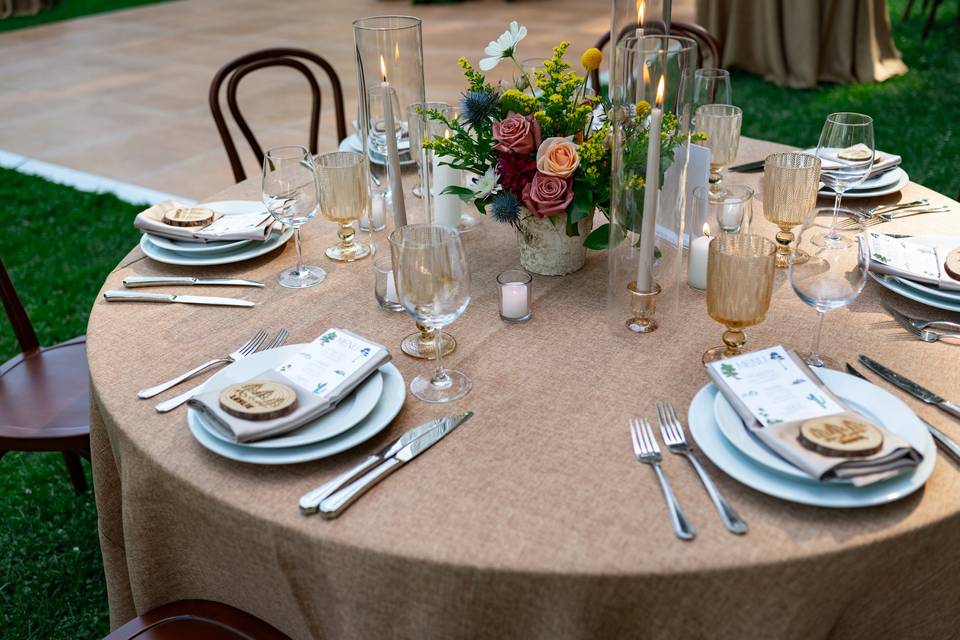 Round Dinner Table