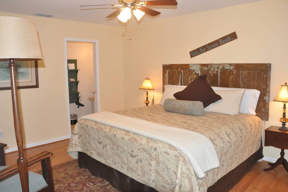 Second downstairs bedroom with king size bed and private bathroom.