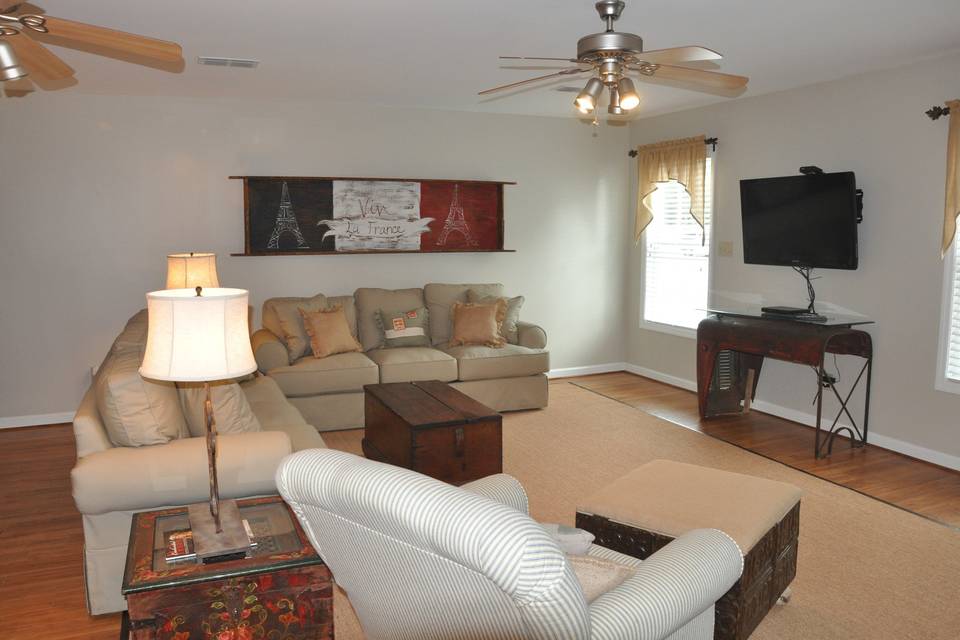 Upstairs media and family room in guest house with queen sofa bed, WIFI, Cable and game table.