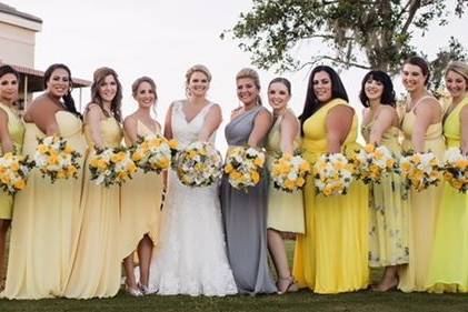 What a bridal party!! Say wow to pops of yellow, Loving the line up of ladies and bouquets.
