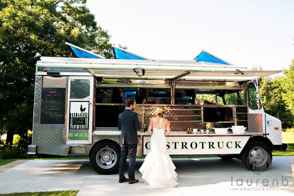 Newlyweds by the food truck | Lauren B photography