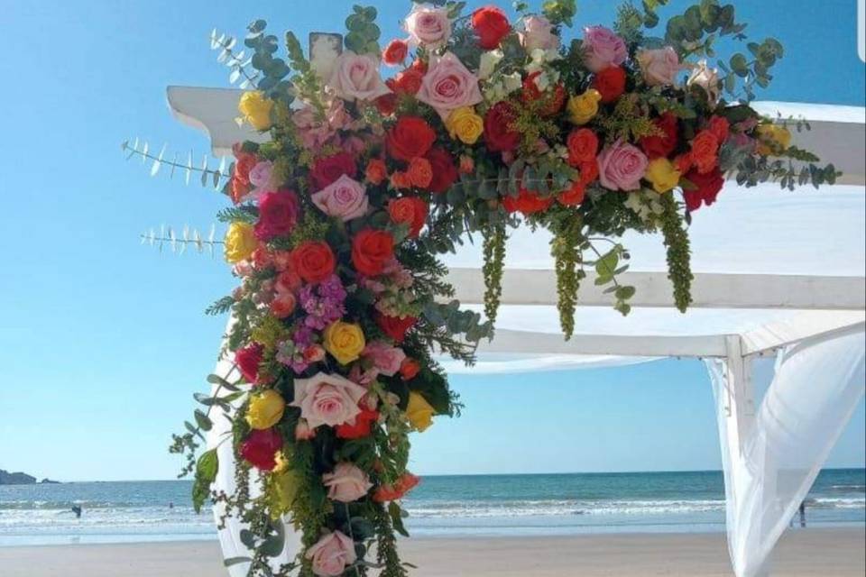 Bright and cheerful chuppah