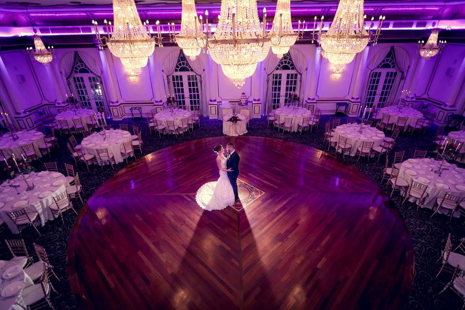 Couple on the dance floor - Gary Flom Wedding Photography