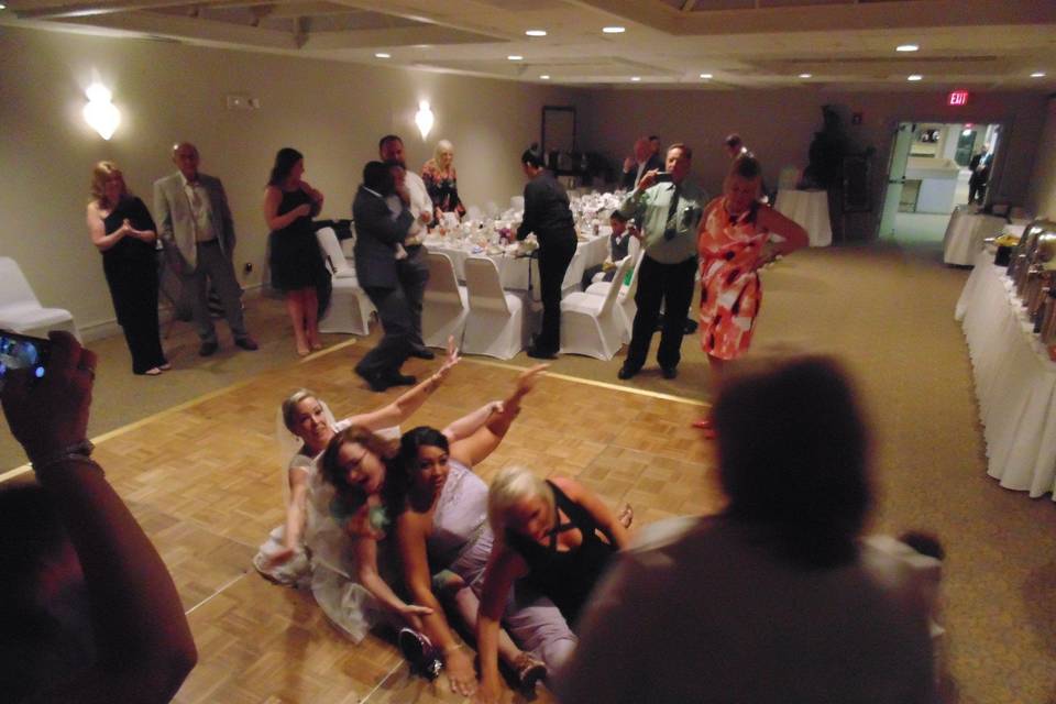 Bride and the guests' dance