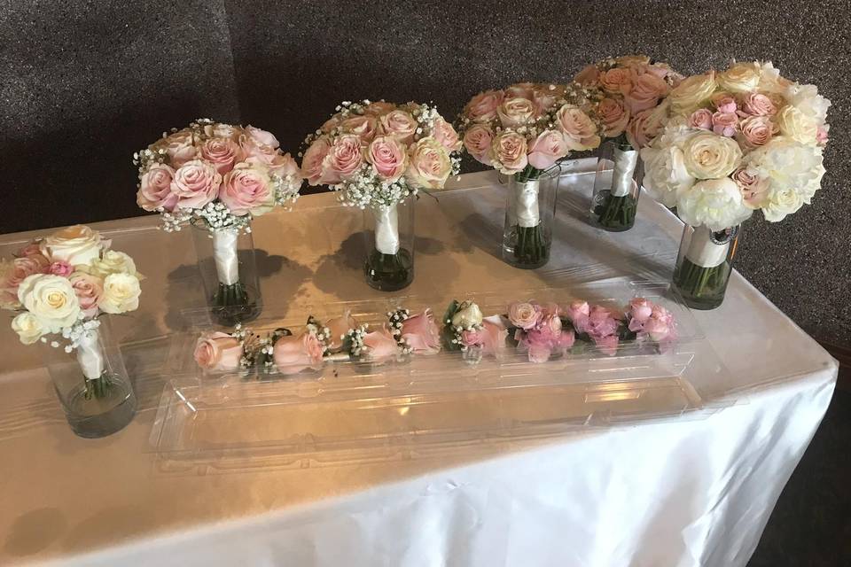 Bouquets, boutonnieres and cor