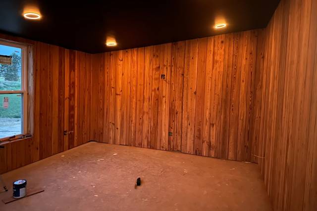 CEDAR GROOM ROOM