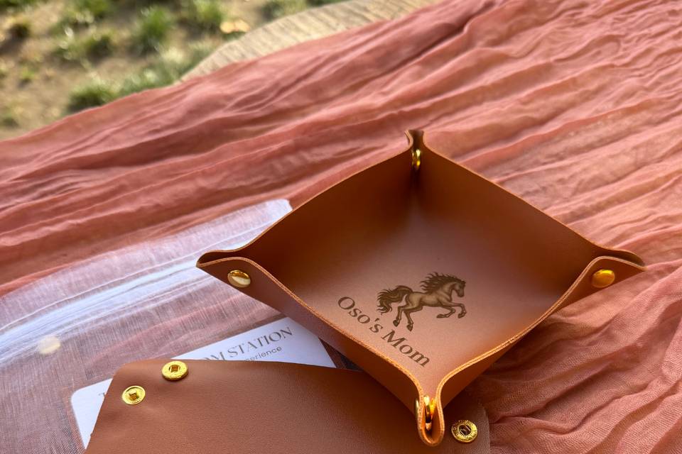 Live engraved party favors
