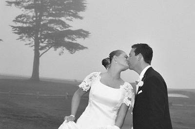 Bride and Groom Kissing at Pebble Beach(www.lindseywalkerphotography.com)