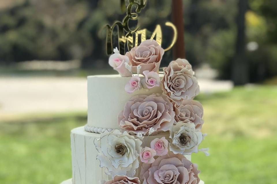 Rose extravaganza wedding cake