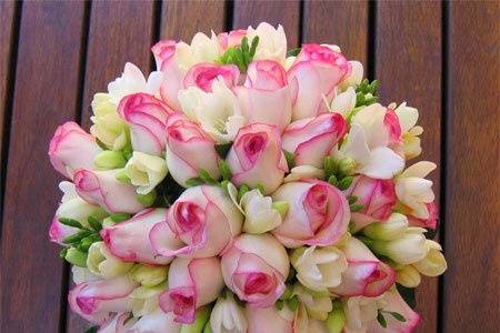 A simple rose bouquet with white freesia.